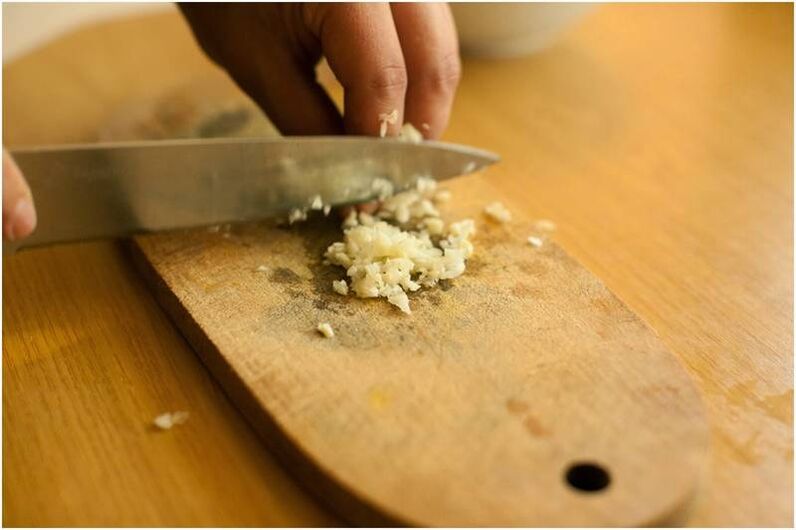 Preparazione del rimedio all'aglio per i parassiti