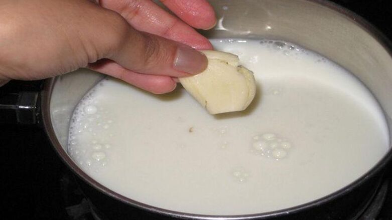 Un decotto di aglio con latte per un clistere purificante antiparassitario