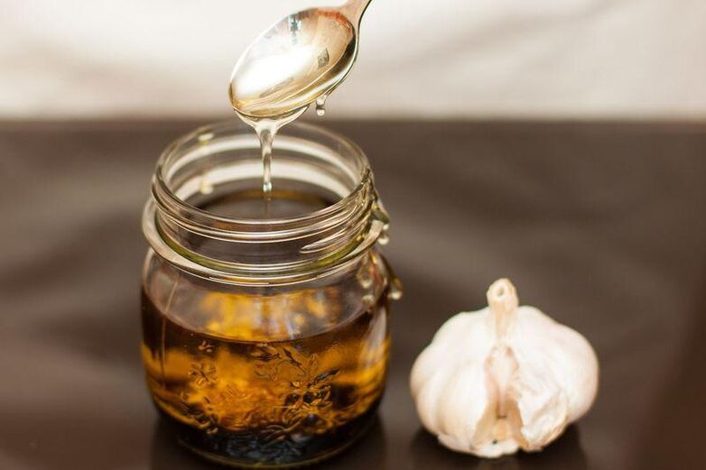 Un infuso di cognac con aglio che aiuterà a far fronte ai parassiti