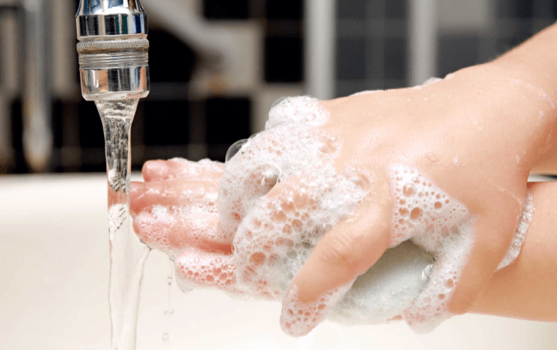 lavarsi le mani per prevenire i vermi
